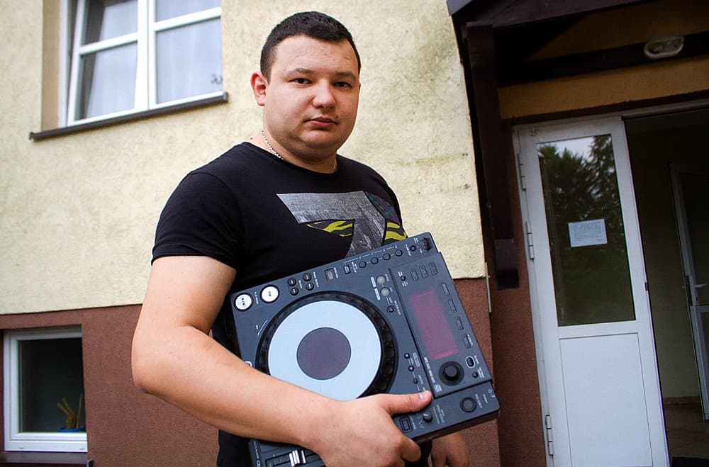 Znany olsztyński DJ okradziony. Wynieśli sprzęt i zapili wódką