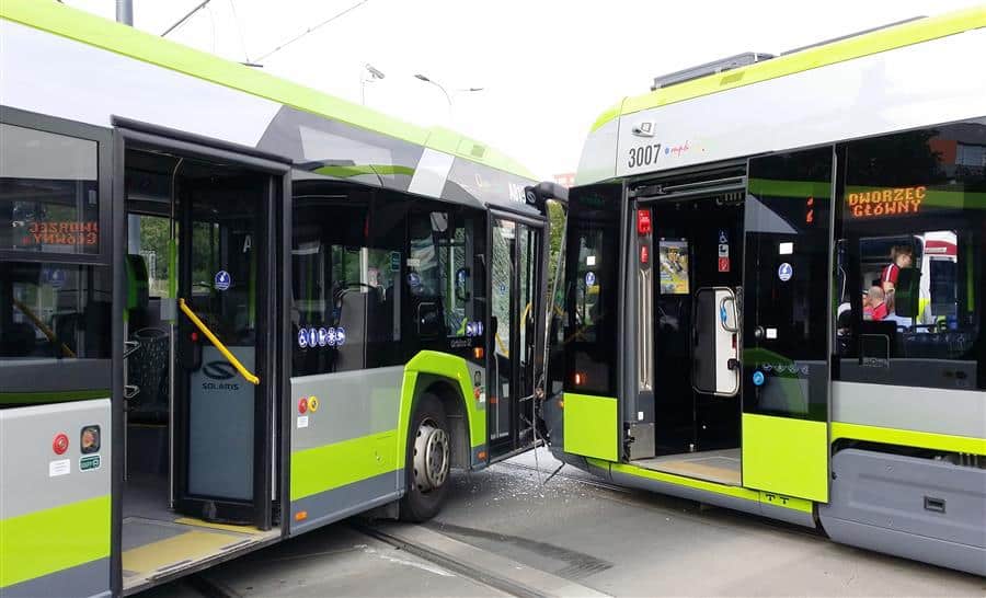 Poważna kolizja tramwaju z autobusem miejskim