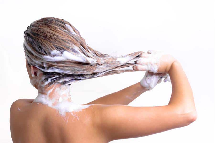 Zapewnij swoim włosom profesjonalną odnowę w prosty sposób – postaw na odpowiedni szampon