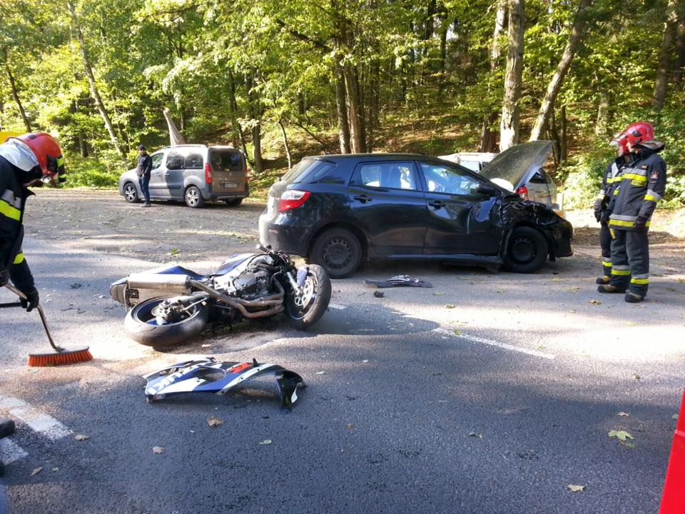 Motocyklista trafił do szpitala ze złamanym kręgosłupem