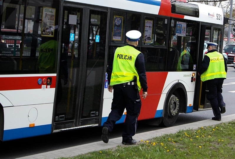 Gimnazjaliści wybili szybę w autobusie miejskim na ul. Sielskiej