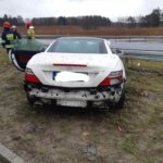 Wypadek pod Olsztynem. Mercedes wpadł w poślizg. Kierowca w szpitalu [FOTO]