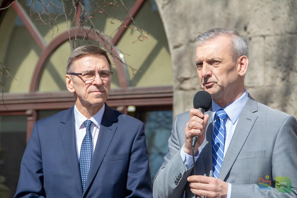 Nauczyciele strajkowali pod olsztyńskim ratuszem. W wiecu wziął udział Sławomir Broniarz i Piotr Grzymowicz
