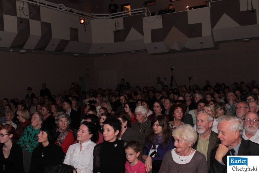 Sala koncertowa pełna widzów podczas wydarzenia z dużą widownią, skupioną na scenie.