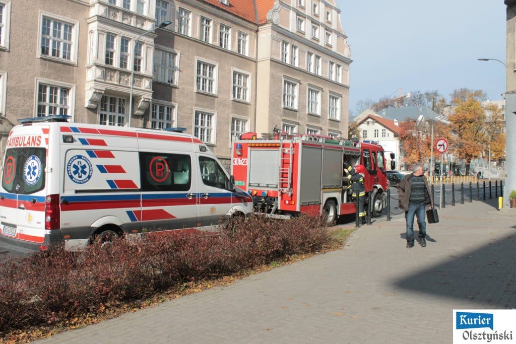 Straż pożarna, pogotowie i policja na ulicy Liszewskiego w Olsztynie podczas akcji ratunkowej.