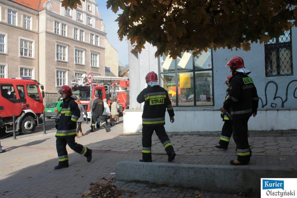 Strażacy i ratownicy na miejscu akcji ratunkowej na ulicy Liszewskiego w centrum Olsztyna.