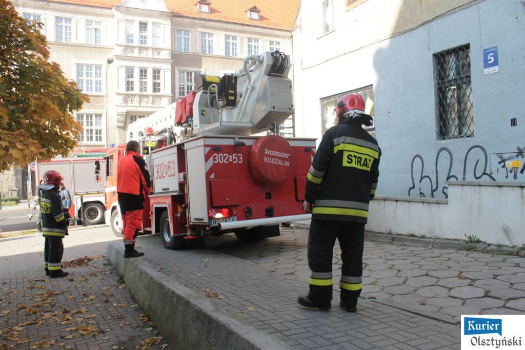 Strażacy i ratownicy na ulicy Liszewskiego podczas akcji ratunkowej obok ratusza.