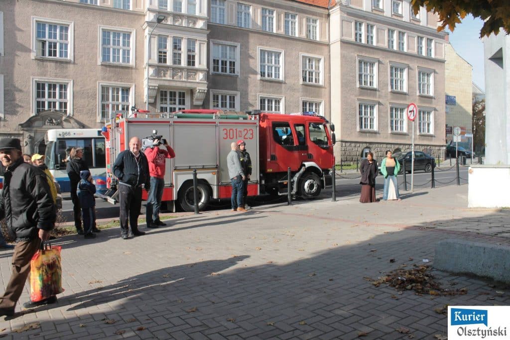 W akcję ratunkową zaangażowane były jednostki straży pożarnej i ratownicy na ulicy Liszewskiego w centrum Olsztyna.