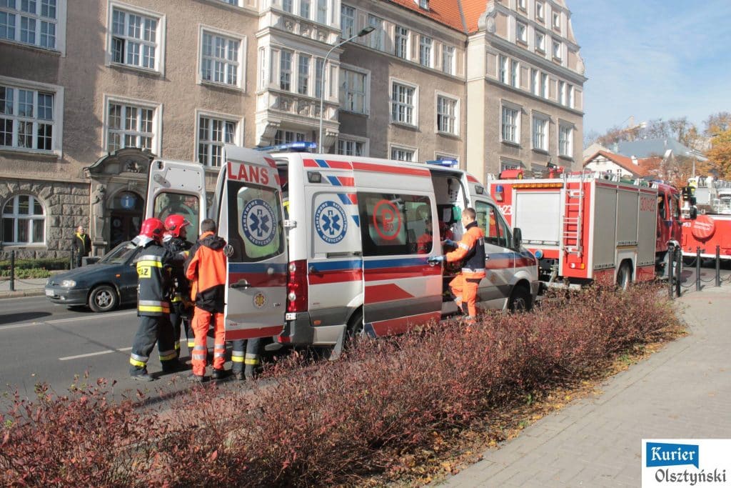 Straż pożarna, policja i ratownicy medyczni na miejscu akcji ratunkowej na ulicy Liszewskiego w centrum Olsztyna.