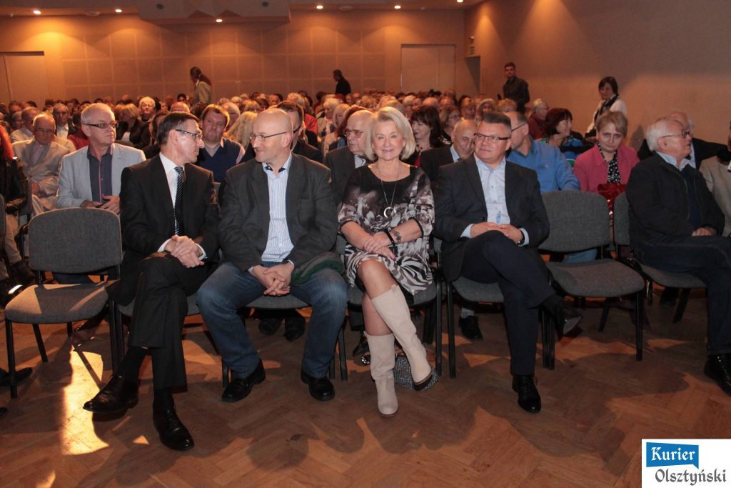 Grupa ludzi siedząca na sali podczas premiery filmu dokumentalnego o Julianie Żołnierkiewiczu.