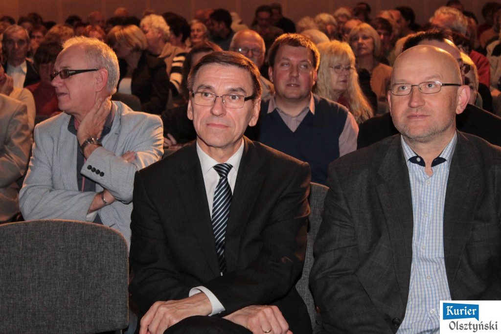 Grupa ludzi podczas pokazania filmu dokumentalnego, widoczne osoby siedzące w kinie lub sali konferencyjnej.
