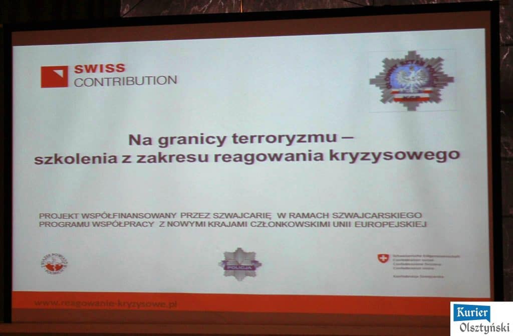 Prezentacja na konferencji dotyczącej reagowania kryzysowego na granicy, wyświetlany slajd z logo Szwajcarii i policji.
