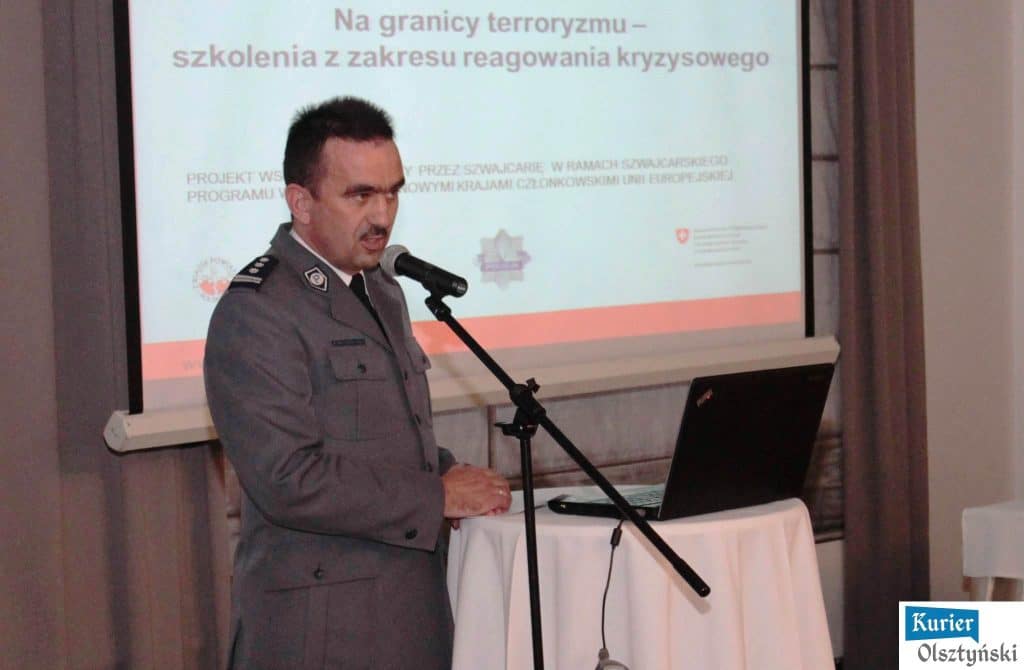 Inspektor Adam Kołodziejski przemawia podczas konferencji na temat reagowania kryzysowego na granicy terroryzmu.
