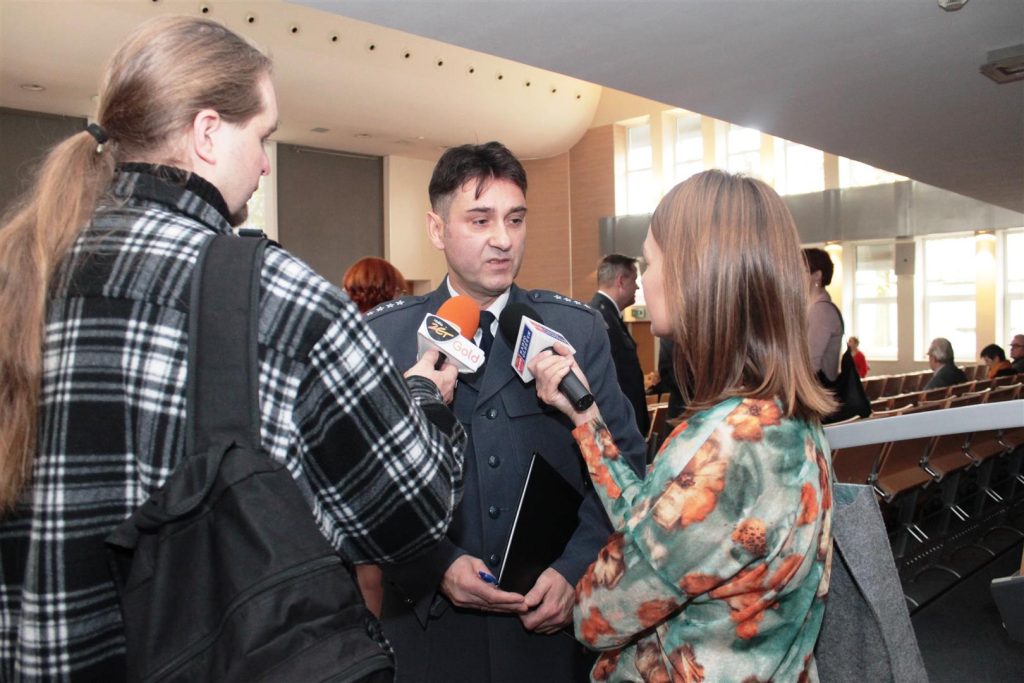 Mężczyzna w mundurze policyjnym udziela wywiadu redaktorom podczas gali finałowej.