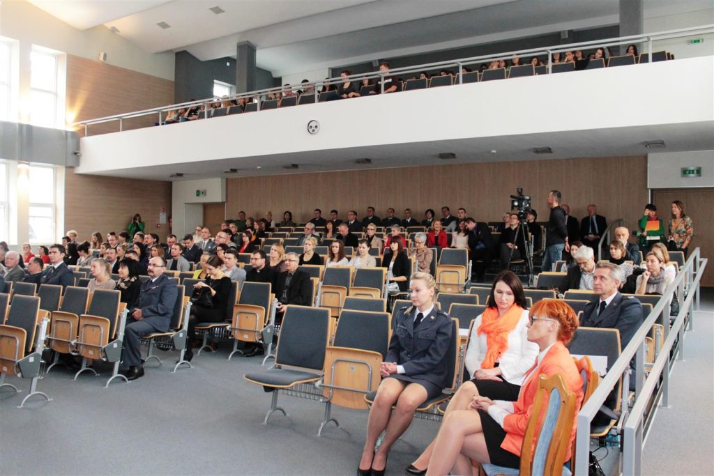 Sala konferencyjna z widokiem na ekran i uczestników podczas gali filmowej w Urzędzie Wojewódzkim.