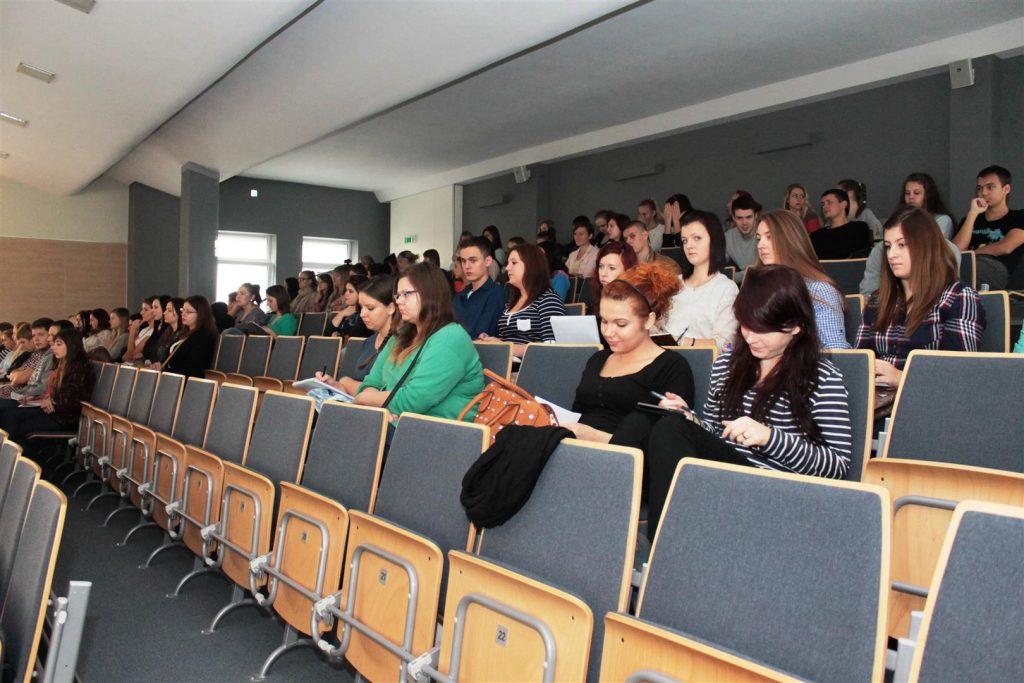 Sala widowiskowa w Urzędzie Wojewódzkim podczas gali filmowej z widoczną publicznością siedzącą na trybunach.