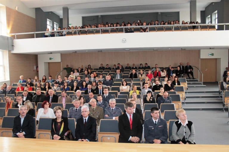 Widownia na gali finałowej festiwalu filmów o tematyce więziennej w Urzędzie Wojewódzkim w Olsztynie.