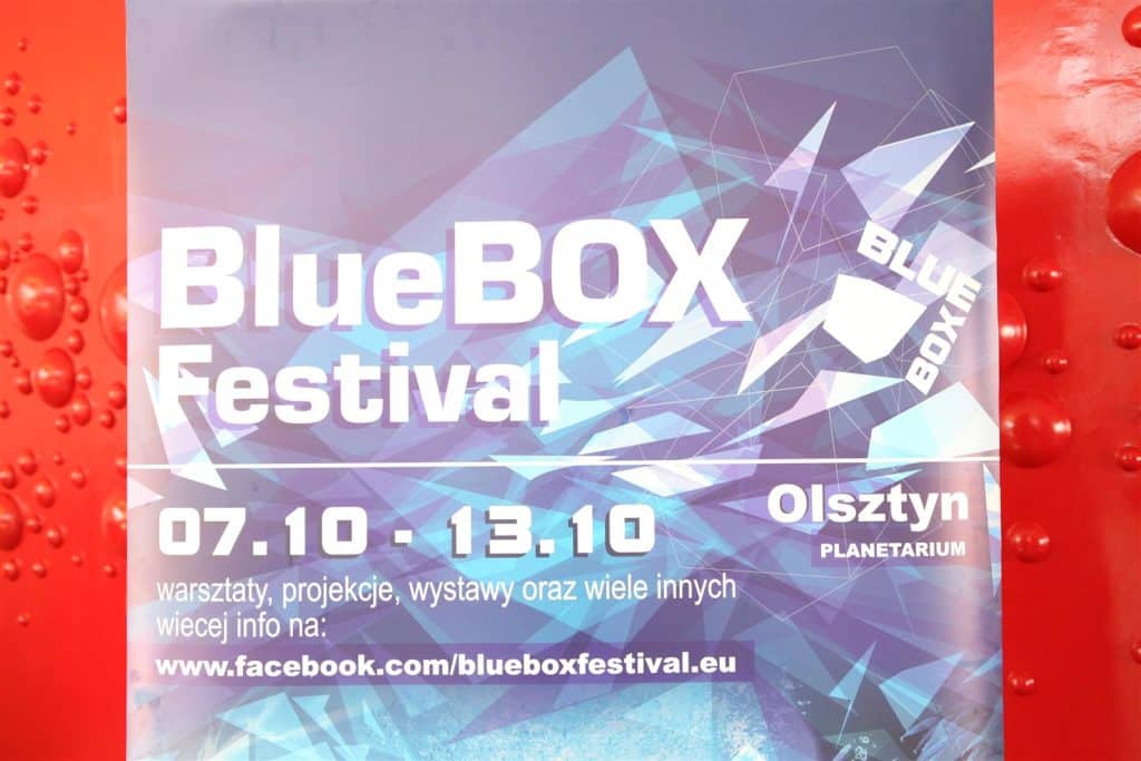 Plakat festiwalu BlueBox 2013 w Olsztynie z grafiką abstrakcyjną i datami wydarzenia.