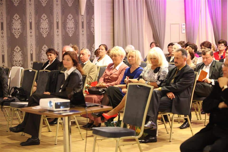 Uczestnicy uroczystości w sali konferencyjnej podczas jubileuszowej inauguracji Akademii Trzeciego Wieku w Olsztynie.