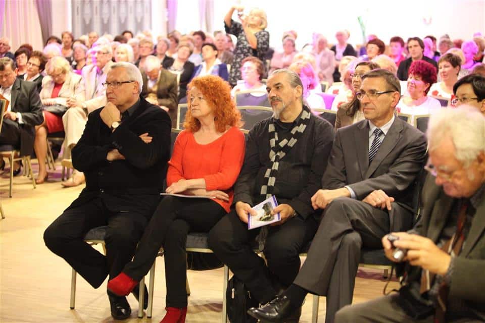 Uczestnicy uroczystości siedzą na sali podczas jubileuszowej inauguracji Akademii Trzeciego Wieku.