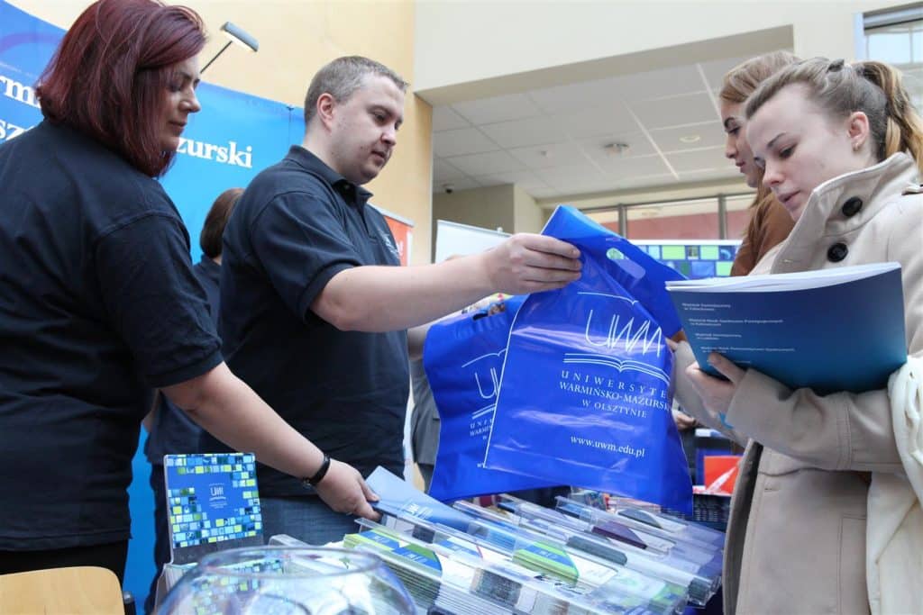 Uczestnicy targów w Centrum Konferencyjno-Szkoleniowym UWM wymieniają informacje i materiały.