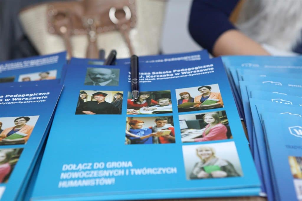 Ulotki promujące szkolenia i ofertę pracy na stoisku podczas targów w Centrum Konferencyjno-Szkoleniowym Uniwersytetu Warmińsko-Mazurskiego.