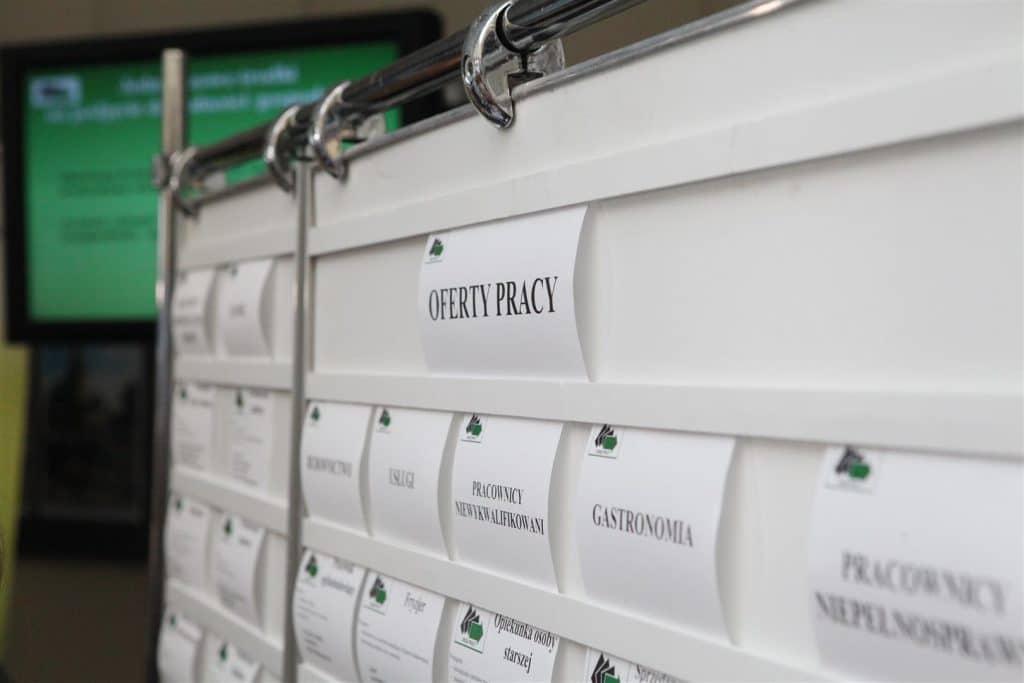 Szukanie ofert pracy na tablicy w Centrum Konferencyjno-Szkoleniowym Uniwersytetu Warmińsko-Mazurskiego podczas targów w Kortowie.