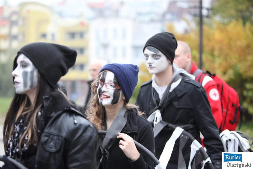 Młodzi plastycy w charakteryzacji i makijażu teatralnym na ulicy podczas obchodów 25-lecia szkoły.