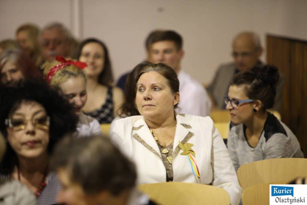 Uczestnicy uroczystości 25-lecia szkoły plastycznej podczas przemowy w sali.