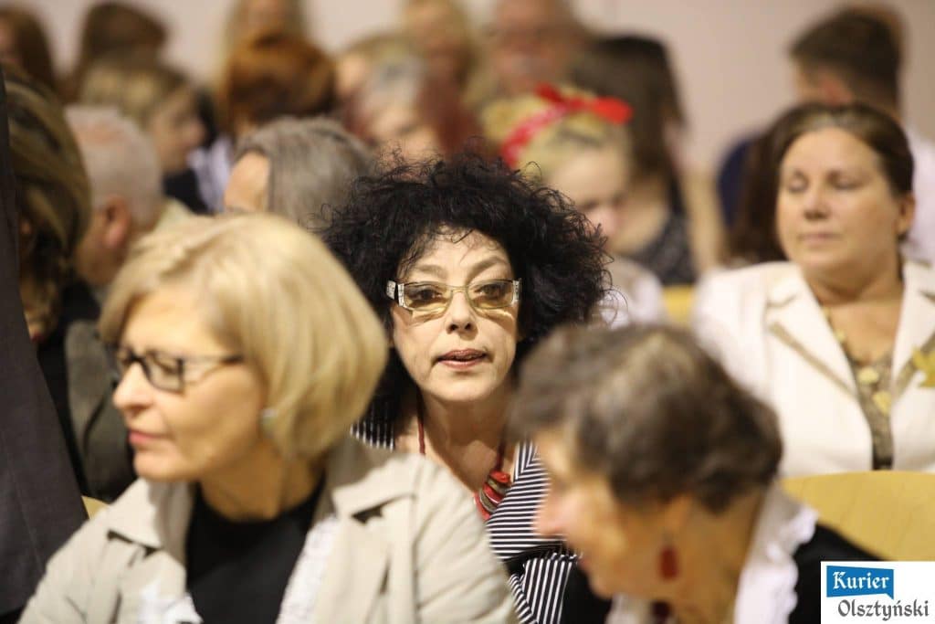 Grupa widzów podczas uroczystości 25-lecia szkoły plastycznej w Olsztynie