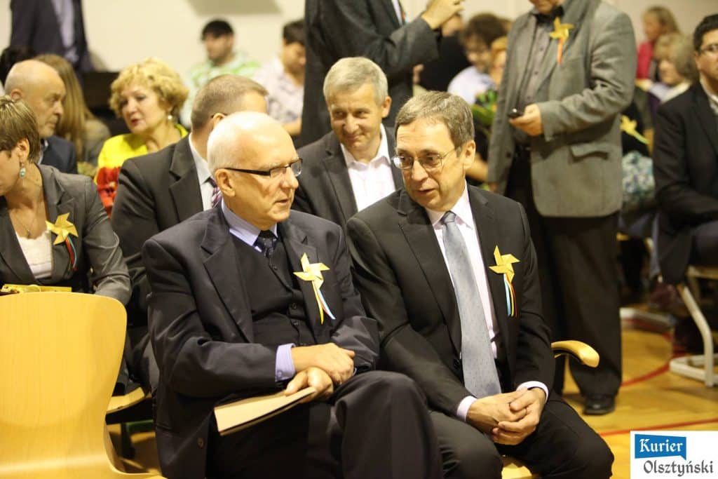 Uczestnicy uroczystości 25-lecia szkoły plastycznej, rozmawiający podczas wydarzenia.