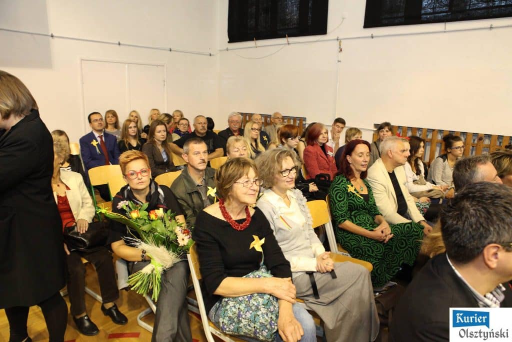 Uczestnicy uroczystości 25-lecia szkoły artystycznej w sali konferencyjnej.