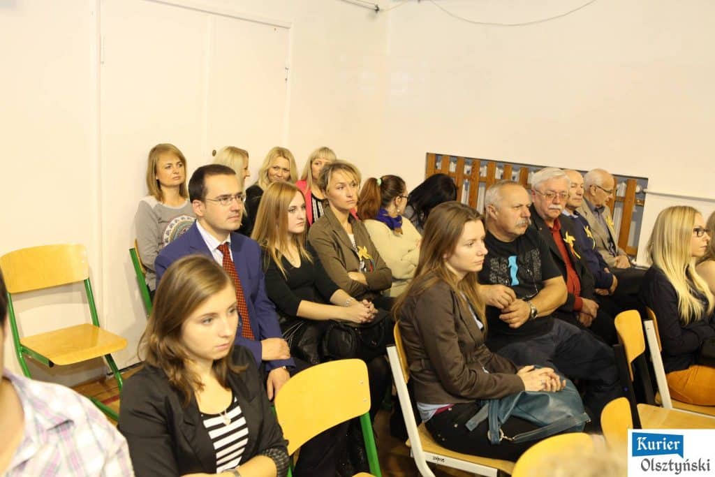 Widok na zgromadzonych gości podczas uroczystości w liceum plastycznym.