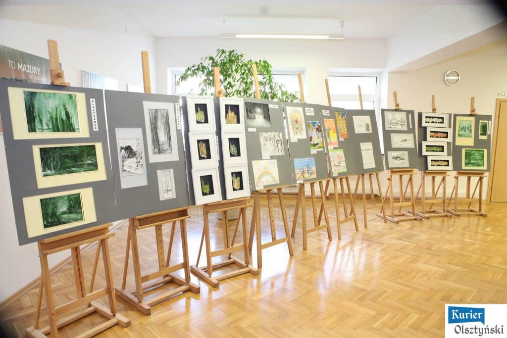 Wystawa zdjęć w urzędzie wojewódzkim poświęcona bitwie pod Lenino, zaprezentowana na panelach na sztalugach.