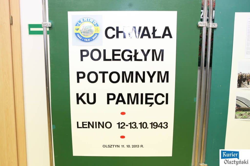 Zdjęcie plakatu z informacją o wystawie poświęconej poległym pod Lenino, z datami i nazwą organizatora.