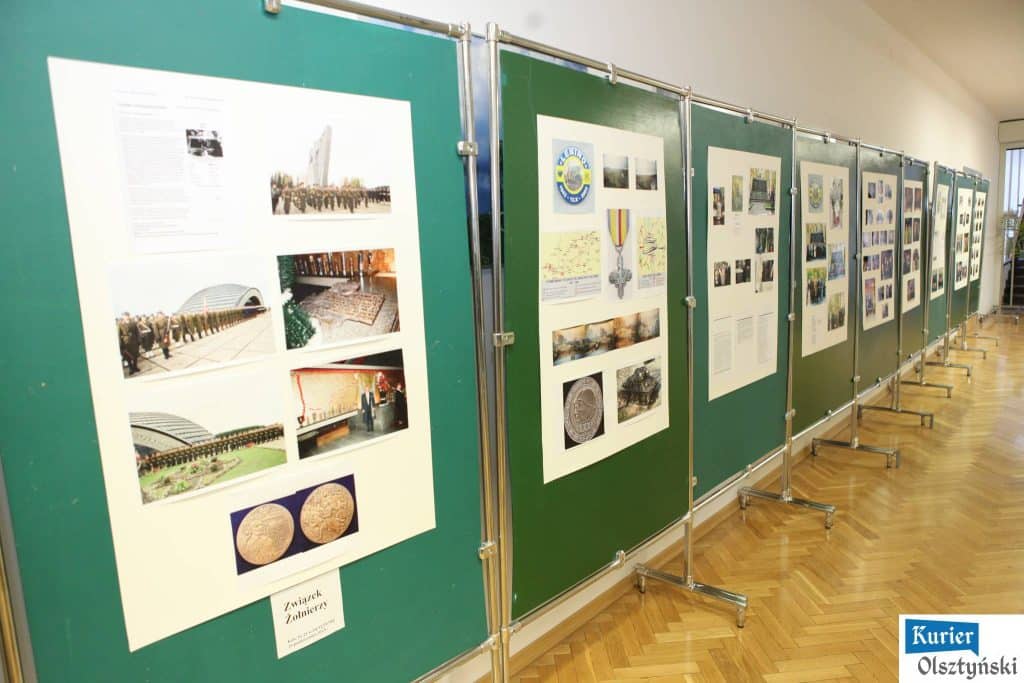 Wewnętrze wystawy zdjęć związanych z historią bitwy pod Lenino, przedstawiające archiwalne fotografie i dokumenty.