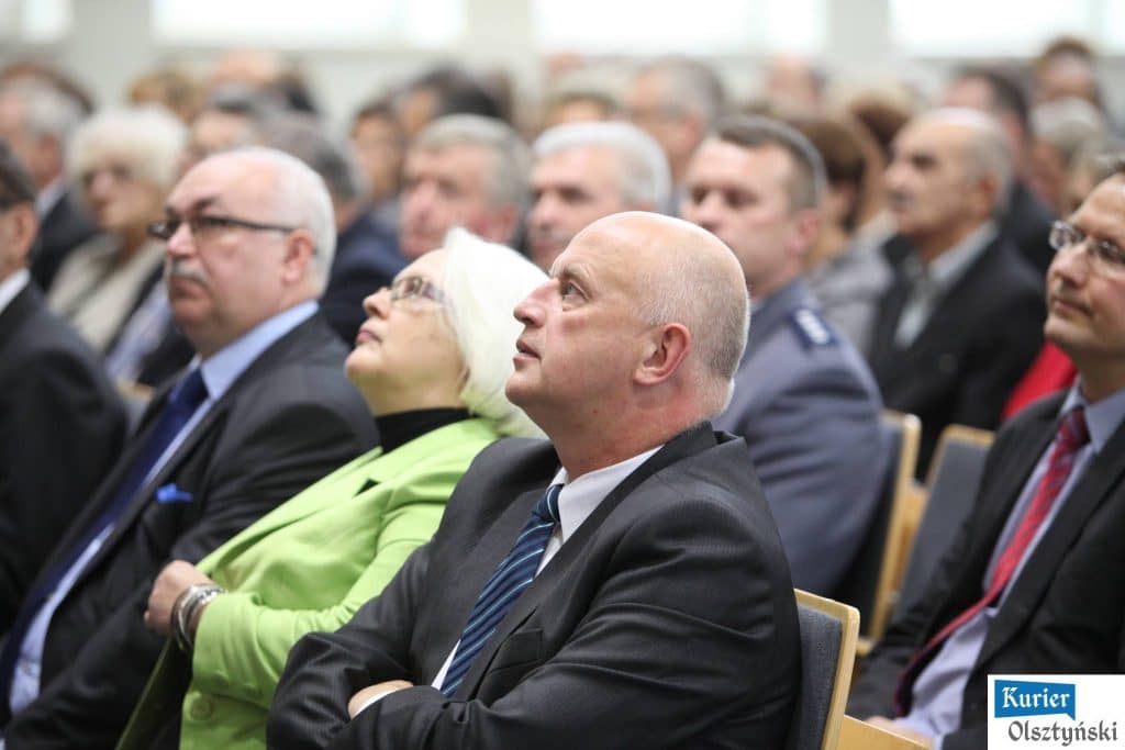 Uczestnicy uroczystości Dnia Edukacji Narodowej siedzą w sali, skupieni podczas wydarzenia w urzędzie wojewódzkim.