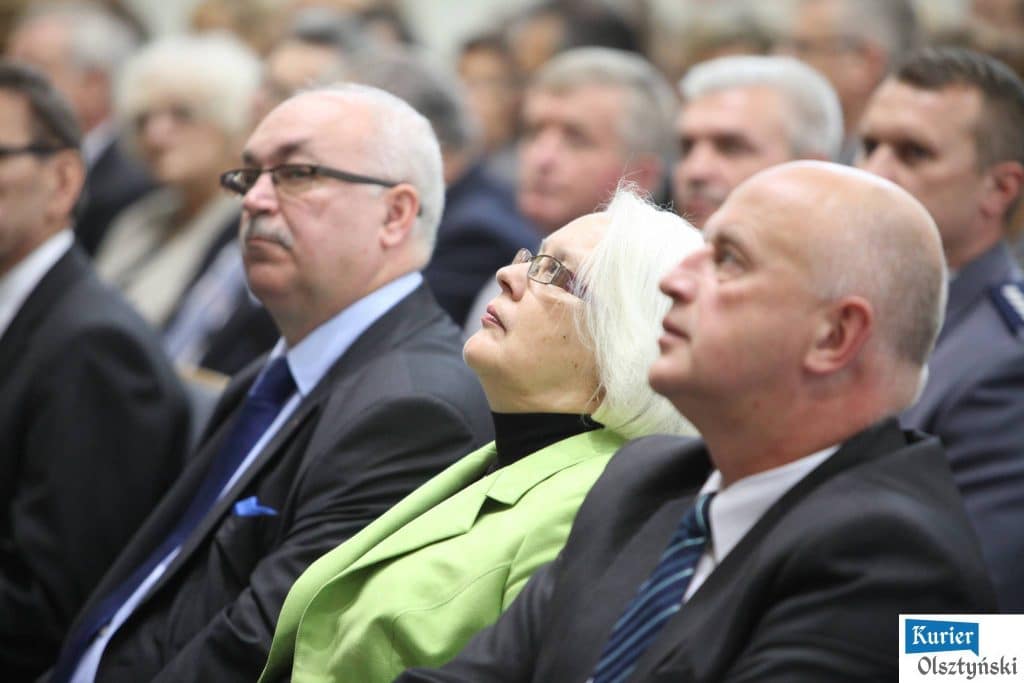 Uczestnicy uroczystości Dnia Edukacji Narodowej w urzędzie wojewódzkim, siedzą i słuchają wystąpienia.