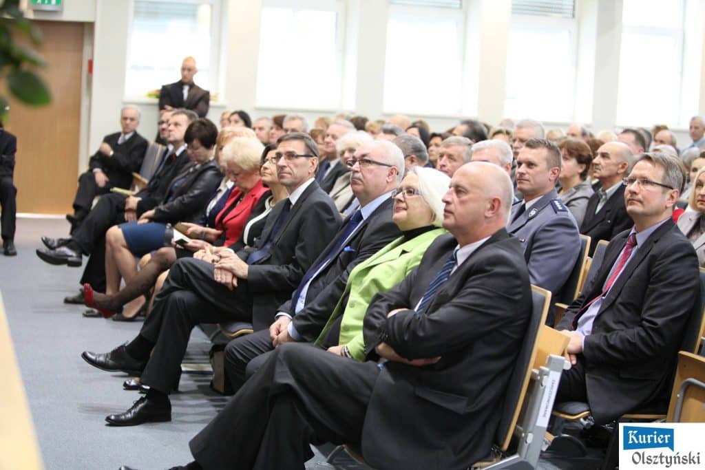 Zebranie oficjeli i nauczycieli podczas Dnia Edukacji Narodowej w urzędzie wojewódzkim.