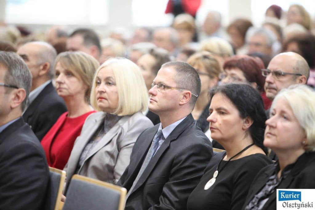 Uczestnicy oficjalnych obchodów Dnia Edukacji Narodowej podczas uroczystości w urzędzie wojewódzkim, siedzący w sali konferencyjnej.
