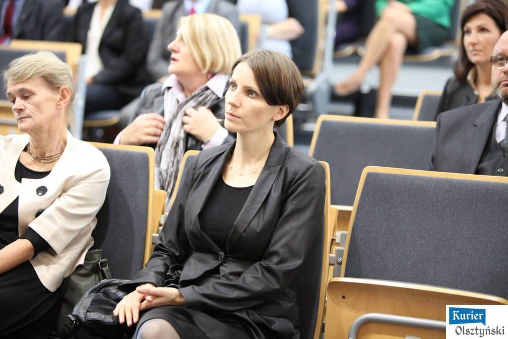 Uczestnicy oficjalnych obchodów Dnia Edukacji Narodowej podczas uroczystości w urzędzie, niektórzy wśród nich wręczają odznaczenia.