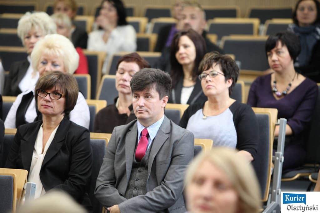 Uczestnicy uroczystości Dnia Edukacji Narodowej słuchają prelekcji lub wystąpień podczas oficjalnych obchodów w urzędzie.