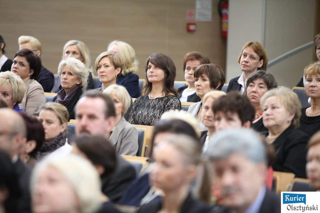 Grupa kobiet i mężczyzn podczas oficjalnych obchodów Dnia Edukacji Narodowej w Urzędzie Wojewódzkim.