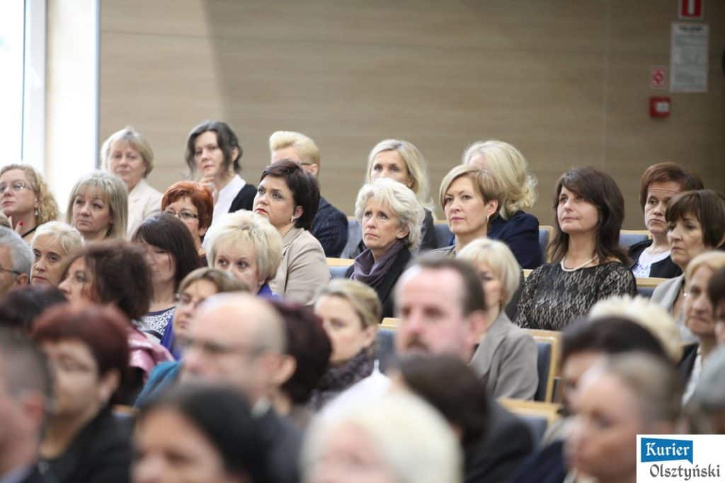 Grupa kobiet i mężczyzn na uroczystości z okazji Dnia Edukacji Narodowej w urzędzie wojewódzkim.