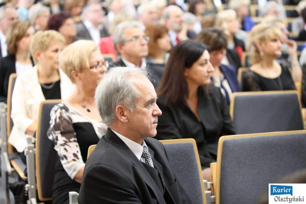 Uczestnicy oficjalnej uroczystości Dnia Edukacji Narodowej w urzędzie wojewódzkim, z widocznymi medalami i galowym strojem.