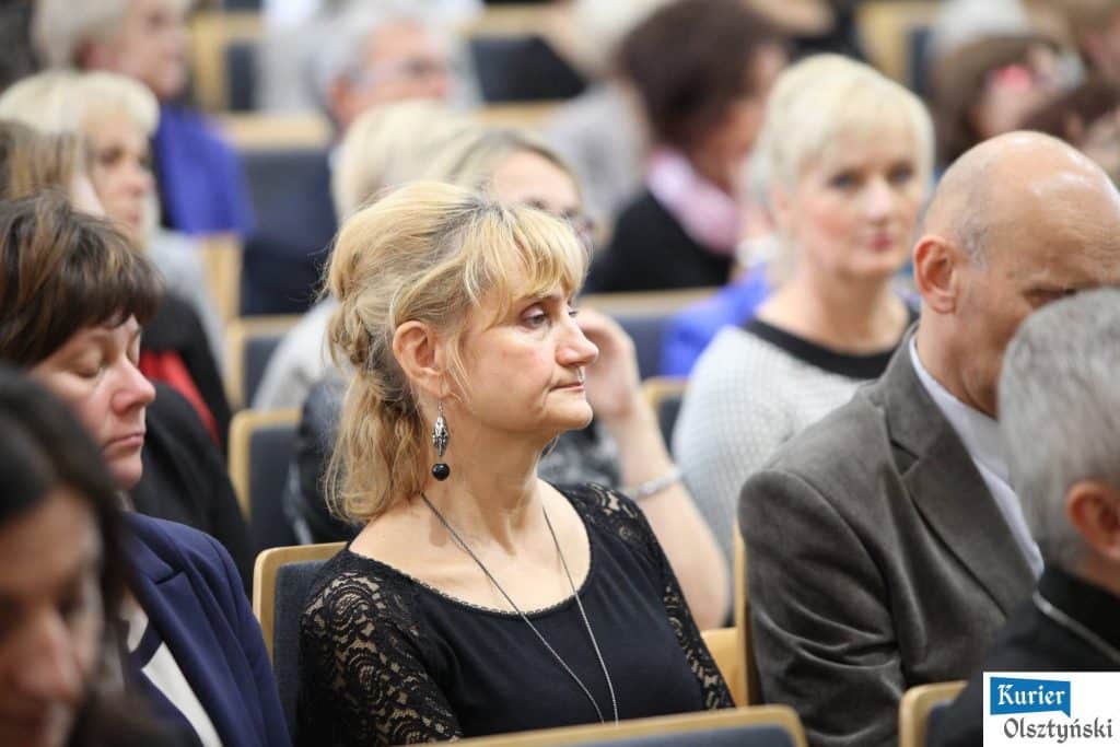 Uczestnicy oficjalnych obchodów Dnia Edukacji Narodowej w sali konferencyjnej, skupieni na wydarzeniu.