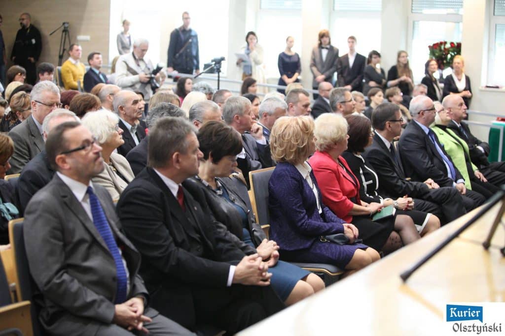 Uczestnicy uroczystości Dnia Edukacji Narodowej podczas oficjalnych obchodów w Urzędzie Wojewódzkim, z główną uwagę na siedzących w pierwszym planie w formalnych strojach.