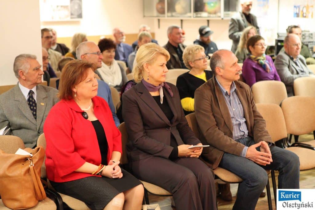 Osoby siedzą na sali podczas ceremonii wręczenia nagród satyrycznych w Olsztynie.