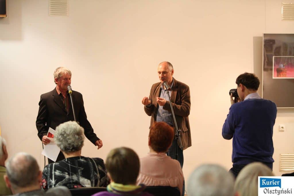 Osoby na scenie odbierają nagrody podczas konkursu "Olsztyn 660 lat!" w Planetarium.
