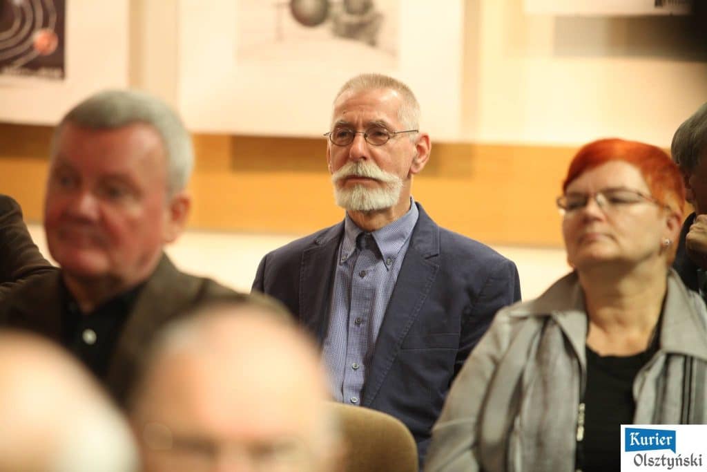 Uczestnicy wydarzenia podczas rozdania nagród w konkursie satyrycznym w Planetarium, odznaczeni w kategorii rysunku.